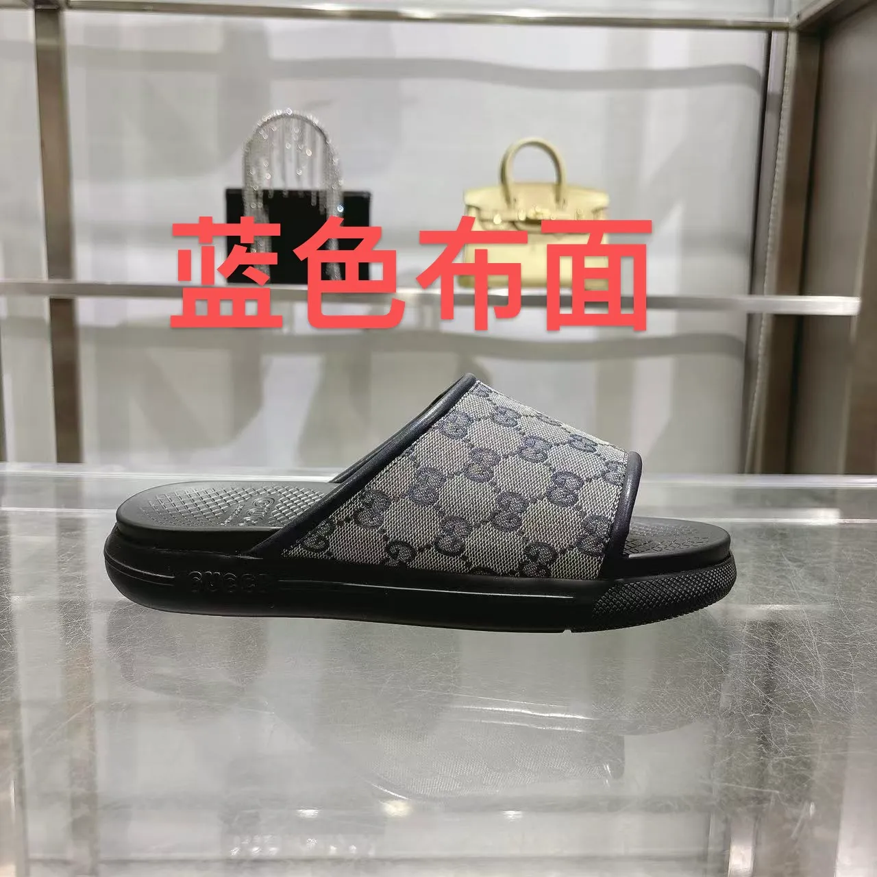 p400🐮🐮New summer men's slip-on slippers. Inspired by the summer spirit and beach clubs of the Italian coast, this piece is part of Gucci Lido. The Pre-Fall collection reinterprets the brand's signature elements and sophisticated patterns in a contemporary way. Made from black rubber, these flat sandals feature a slip-on design that reinterprets the brand's distinctive green and red web design. GG Classic Upper Men's Molded Rubber Footbed Gucci Logo Flat Made in Italy Size: Men's 40 to 47,